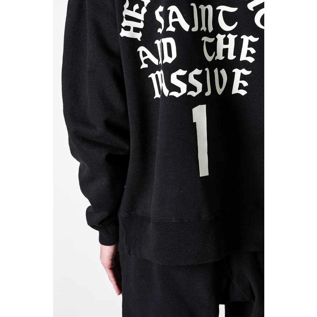 SAINT Mxxxxxx CREW SWT/IT'S SAINT/BLK Flocked SAINT sweatshirt Black S-XL ⚠️Note: This is flocking printing, not glue or crack paste. Don’t buy what you see in the picture. Short and loose fit. Both front and rear necklines are curved. Electrostatic flocking printing technology. Correct accessories. Fruit main mark/little angel anti-counterfeiting label.